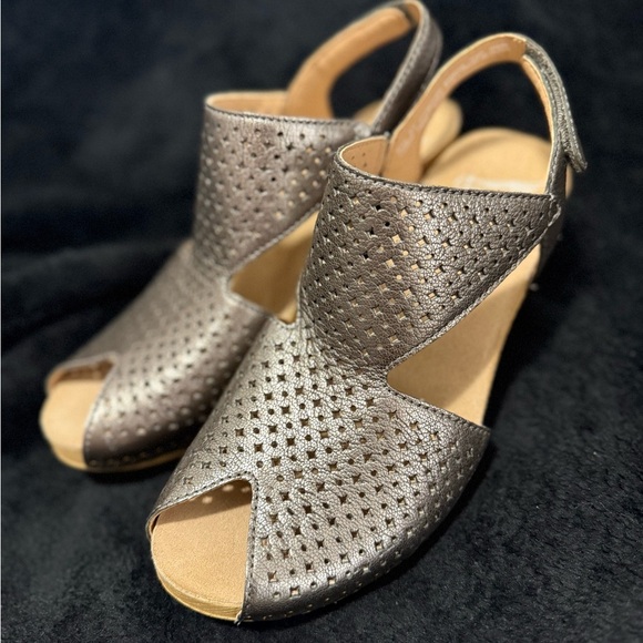 Dansko Silver Sandals with Perforated Upper and Slingback new* - Picture 1 of 16